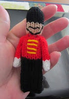 http://translate.google.es/translate?hl=es&sl=en&tl=es&u=http%3A%2F%2Fjustjen-knitsandstitches.blogspot.com.au%2F2013%2F05%2Ftoy-soldier-christmas-ornament-knitted.html