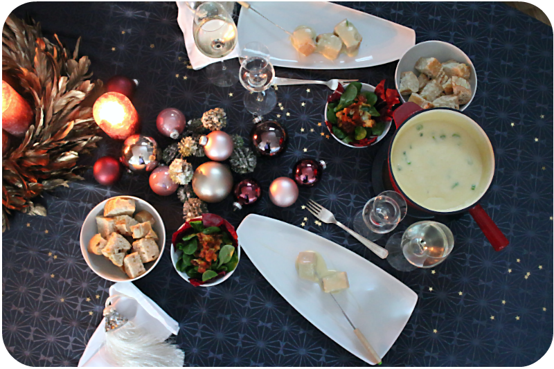Esstisch zu "Genau mein Weihnachten" mit Tchibo! Gewinne ein Käsefondue-Set für 6 Personen inkl. Caquelon, Rechaud und Gabeln | Arthurs Tochter Kocht von Astrid Paul