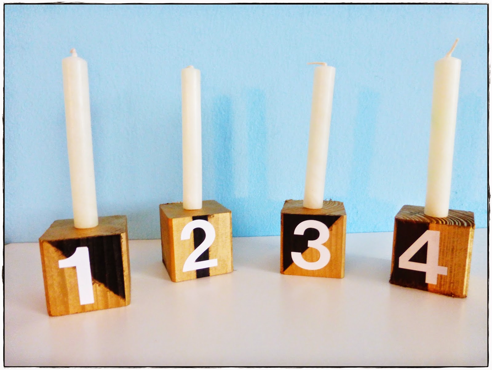 Moderner Adventskranz mit Holzwürfeln schwarz gold Adventskranz Holzwürfel gold schwarz