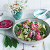 Frühlings-Nudelsalat, Spargel, Bärlauch, Blüten und pinke Zwiebeln