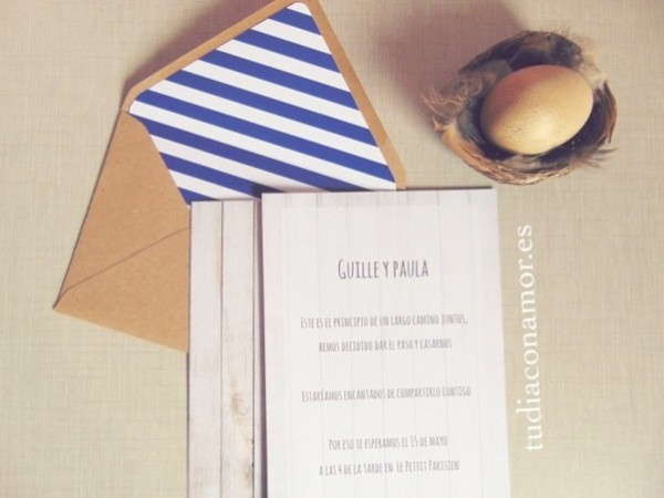 Conjuntos de invitaciones Invitaciones decoradas con sobres forrados a conjunto. Modelo moderno, sencillo e informal con líneas azul marino y madera.