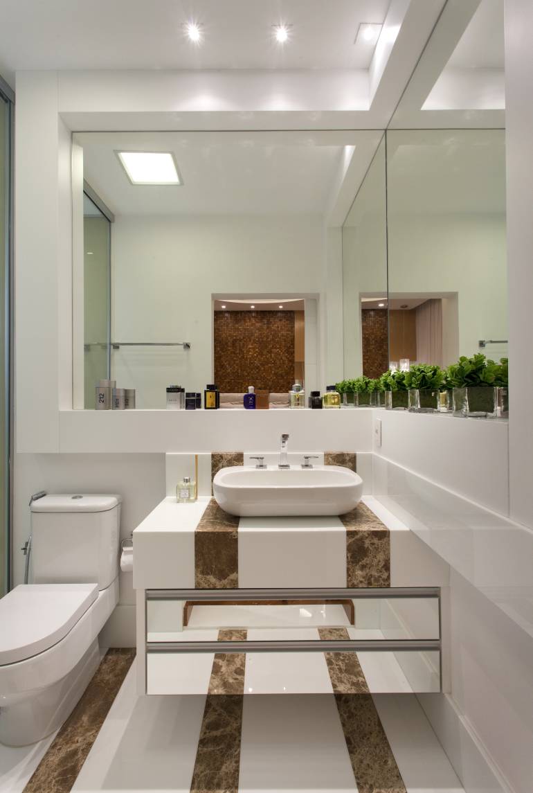 10 Banheiros decorados com espelhos veja dicas e ambientes maravilhosos! -> Armario Lateral Banheiro 10 Banheiros decorados com espelhos veja dicas e ambientes maravilhosos! -> Armario Lateral Banheiro