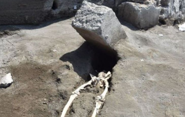 Pria Malah Tewas Ditimpa Batu Besar Saat Lolos dari Letusan Gunung Vesuvius