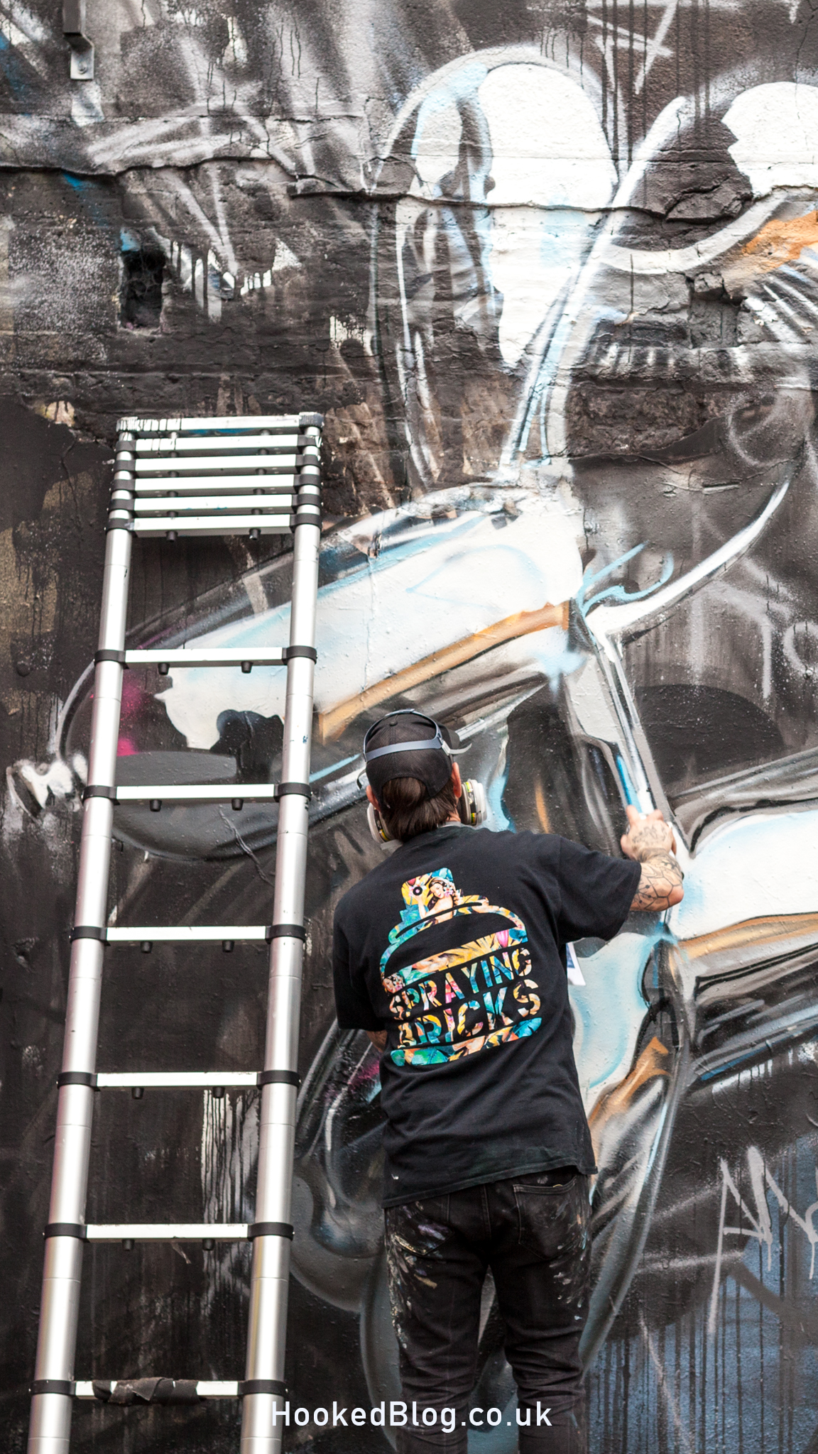 Chrome Balloon Graffiti Dog by Fanakapan in London, UK Brick Lane Street Art Mural by artist Fanakapan. Photo ©Hookedblog / Mark RIgney