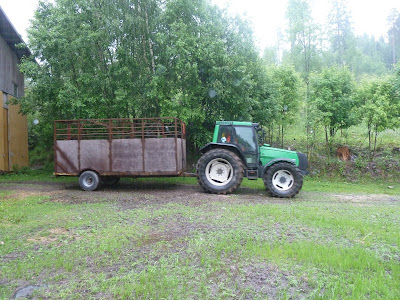 Kärry traktorin perässä