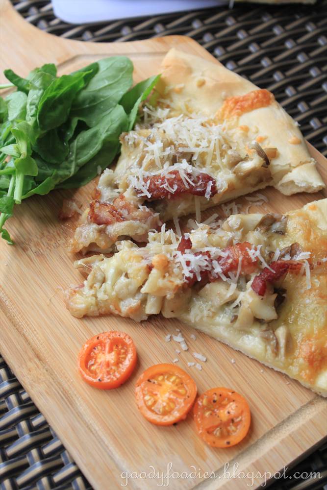 GoodyFoodies: Recipe: Homemade mushroom, bacon and cheese pizza