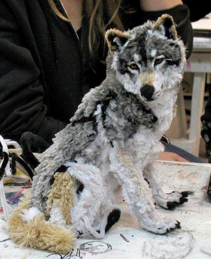 46 Unbelievable Photos That Will Shock You - Artist Designs a Wolf Out of Pipe Cleaners
