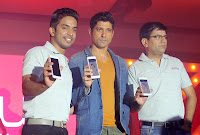 Farhan Akhtar unveil thj Intex Aqua i7 smartphone