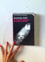 Il bacio della donna ragno Manuel Puig Felice con un libro 