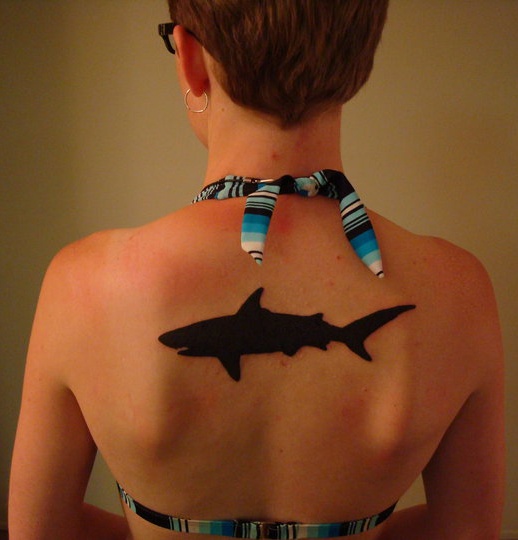 Tatuaje de Tiburón Tribal femenino