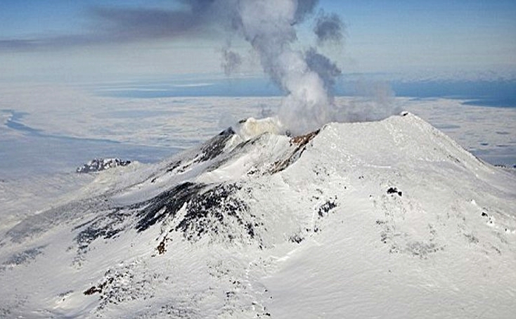 Высота вулкана эребус и его географические координаты. Вулкан Эребус. Вулкан Эребус в Антарктиде. Вулкан Эребус координаты.