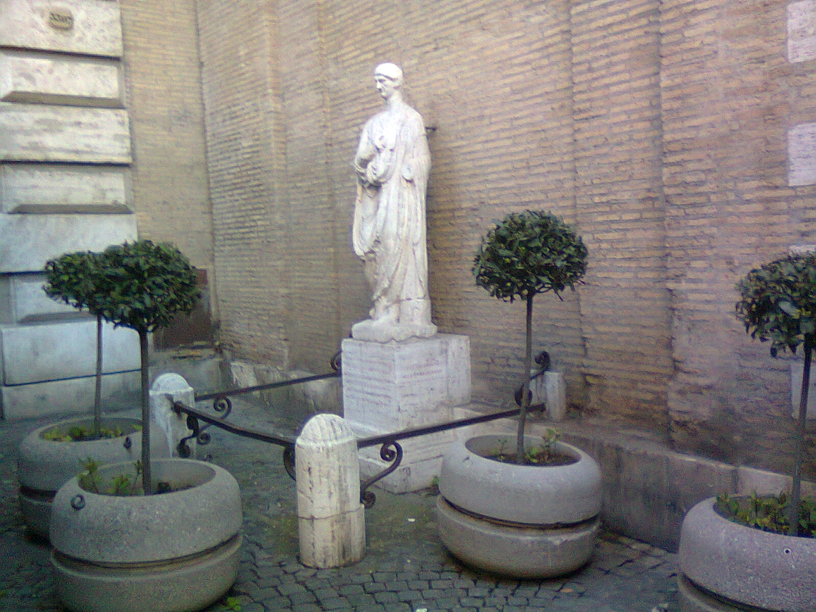 Пасквино статуя в риме. Площадь блумсбери в лондоне. Говорящие памятники. Фонтан бабуино в риме. Статуя марфорио.