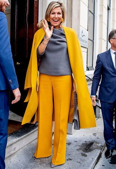Pensioen3daagse, an initiative of the national Wise in Money Affairs platform. Queen Maxima wore a yellow coat and yellow trousers by Natan