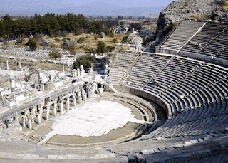 Anfiteatro che contorna un arena centrale spazio vasto per assister spettacoli con gladiatori o altro