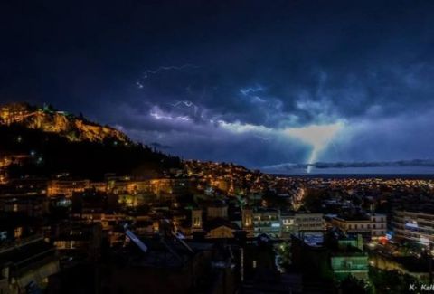 Κεραυνοί "χτυπούν" την Λαμία! Μαγευτικές εικόνες που κάνουν τον γύρο του διαδικτύου...