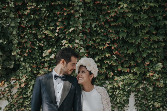 boda masía girona vestido novia corona flores blog atodoconfetti