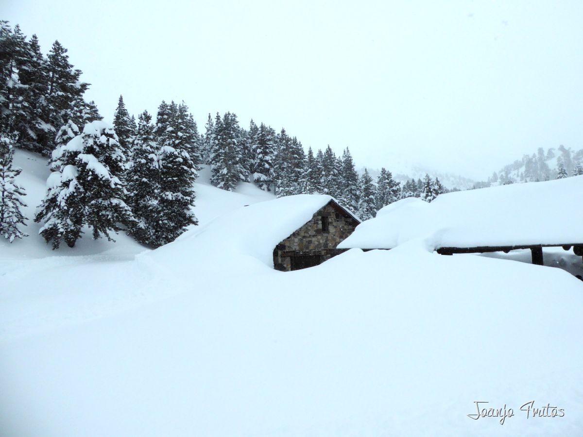 P1110260 - Visitando los 3 m de nieve Refugio de La Renclusa
