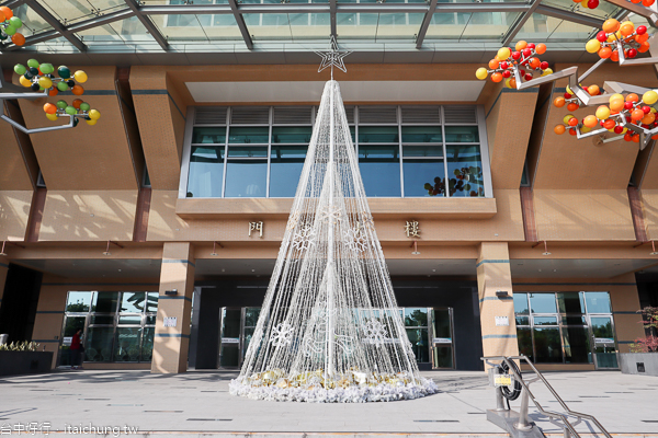 台中榮民總醫院門診大樓聖誕樹，看病也能賞聖誕樹，感覺好溫馨