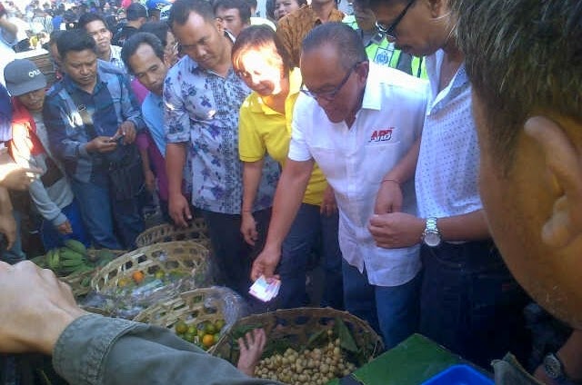 Begini Gaya Ical Blusukan Pasar di Bali