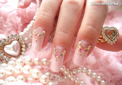 Uñas decoradas con piedras brillantes Uñas decoradas con piedras brillantes