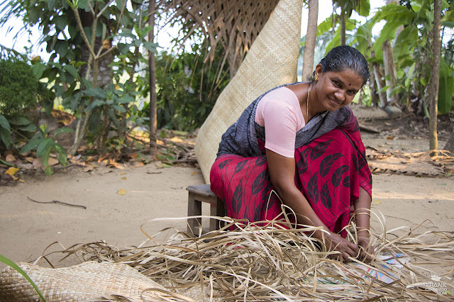 tejedora de palma en Kerala India