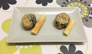 Crocanti de morcilla con miel y crujiente de queso