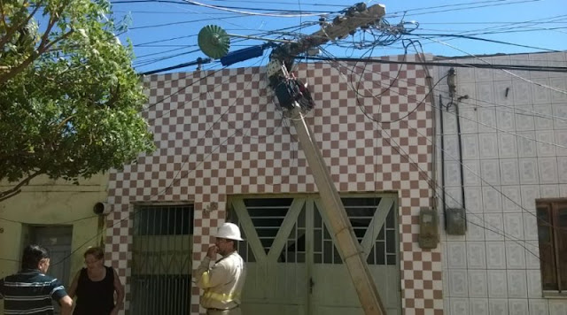 Em Picos, caminhão bate em fio de alta tensão e poste cai em cima de casa Leia mais: https://www.cidadesemfoco.com/em-picos-caminhao-bate-em-fio-de-alta-tensao-e-poste-cai-em-cima-de-casa/#ixzz5e2RkmFK3 Em Picos, caminhão bate em fio de alta tensão e poste cai em cima de casa Leia mais: https://www.cidadesemfoco.com/em-picos-caminhao-bate-em-fio-de-alta-tensao-e-poste-cai-em-cima-de-casa/#ixzz5e2RkmFK3