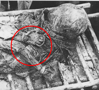 Cadaver de prisionero con las manos atadas en Katyn Cadaver de prisionero con las manos atadas en Katyn