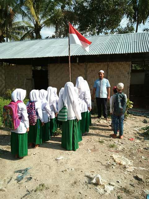 Anak-anak di Labura sedang menimba ilmu di salah satu sekolah mereka walau hanya berralaskan goni.dan dinding sekolahnya dari tepas. Anak-anak di Labura sedang menimba ilmu di salah satu sekolah mereka walau hanya berralaskan goni.dan dinding sekolahnya dari tepas.