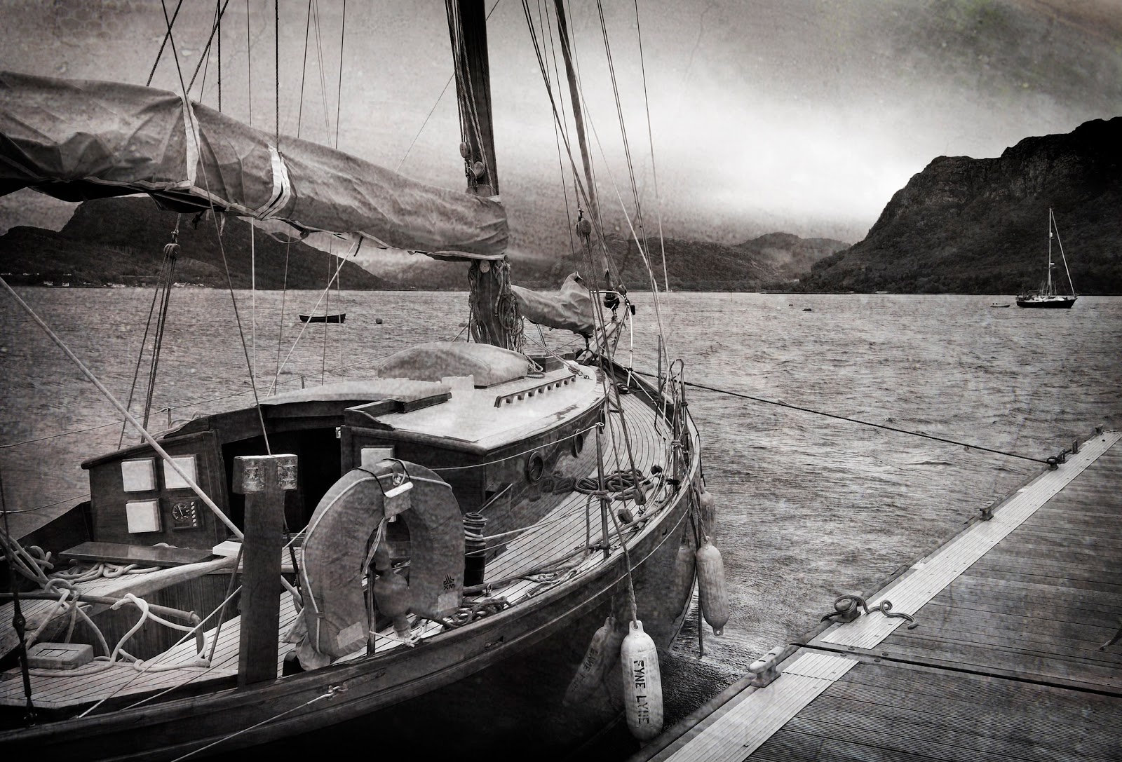 "Batten down the hatches" nghĩa là gì?