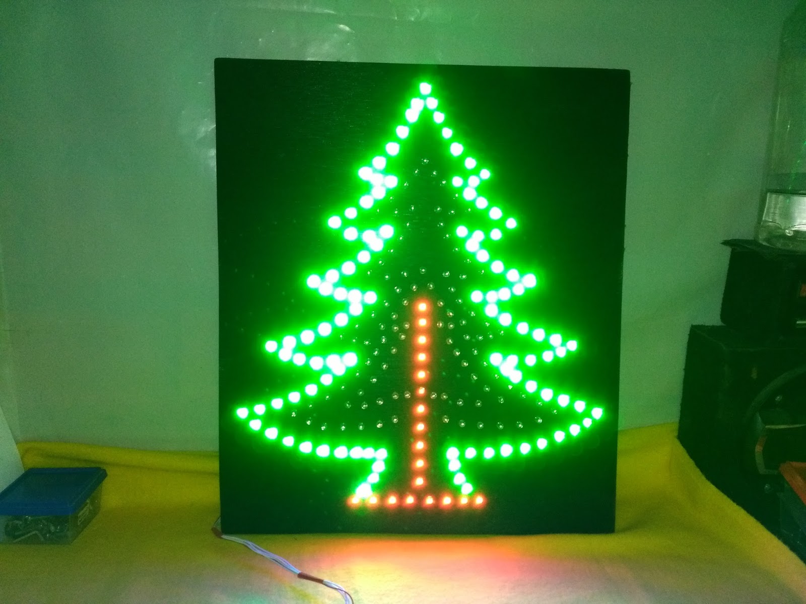 Como hacer un árbol de navidad con diodos LEDs | Muy fácil.