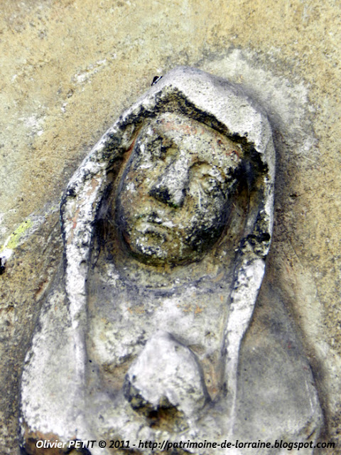 SAUVIGNY (55) - Le tympan de l'ancienne église de Traveron