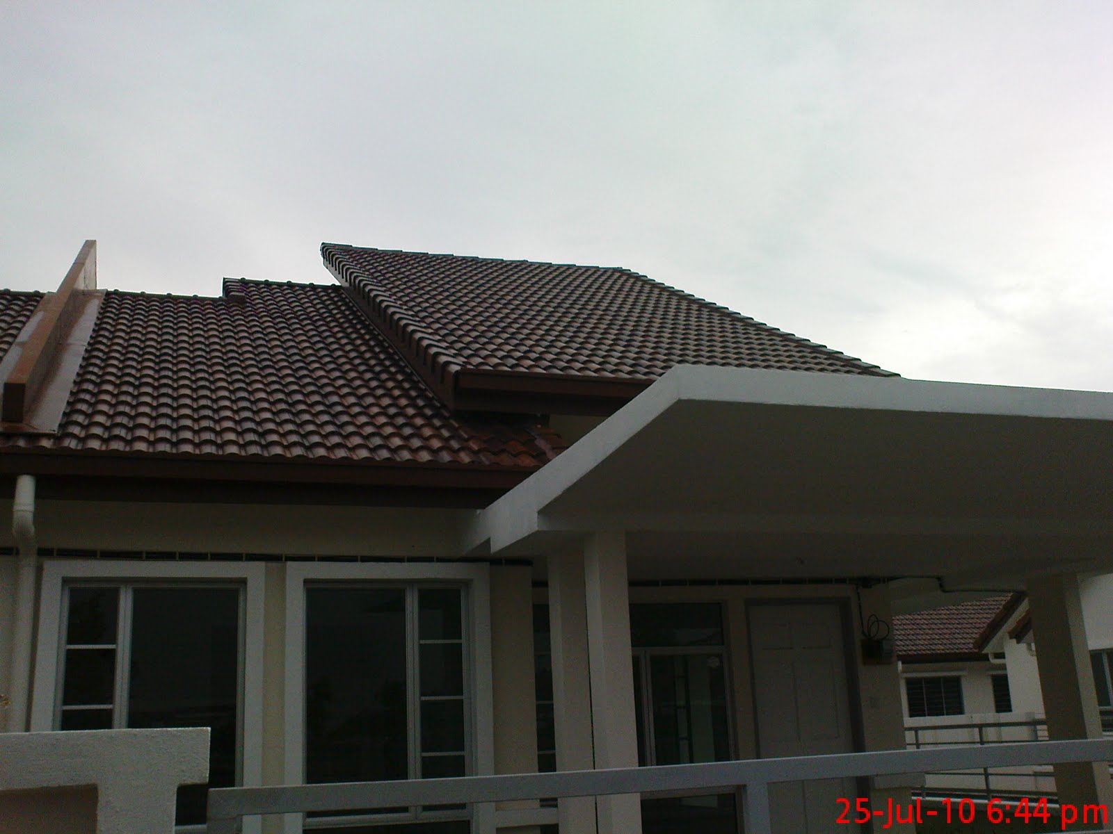 kerdipanbintang owhh suka bertenggek atas bumbung rumah 