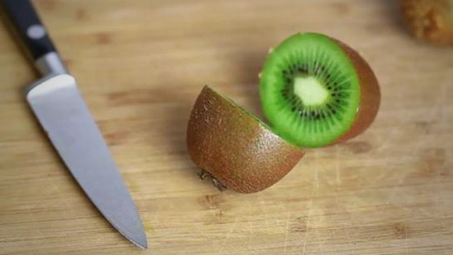 Mengupas buah kiwi pakai pisau