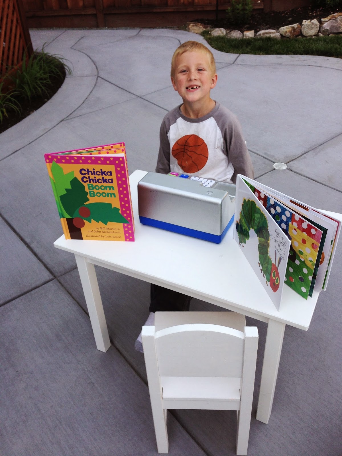 Toddler Approved! Simple Pretend Play Library Set Up for Kids