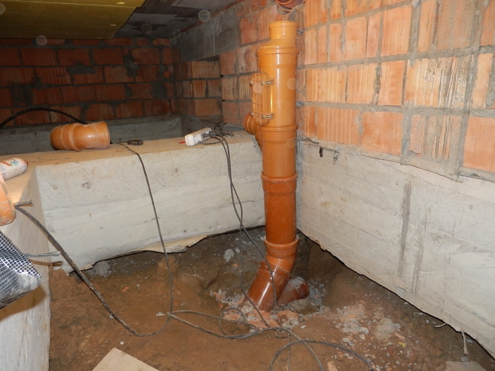 сливная труба в бане. прокладка канализации в бане. канализационные трубы в доме. канализация под баню. трубы в деревянном доме.