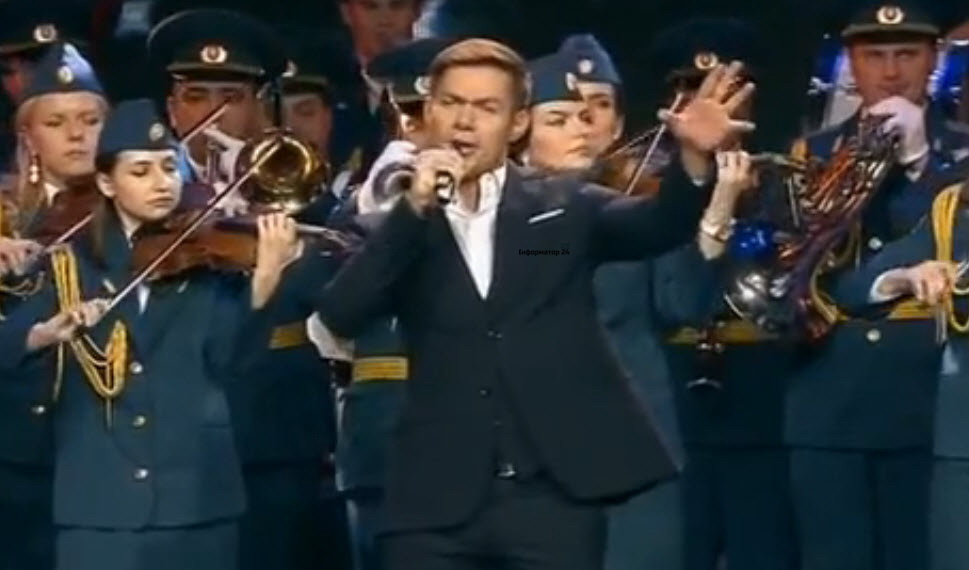 Певцы поют песню жить. Российский певец поёт патриотическую песню. Певец который посвятил песню вдвшни4ам.