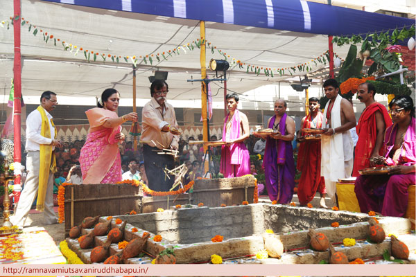 Aniruddha Bapu along with family taking darshan of Shree Sairam Sahastra Yadnya at Ramnavami Utsav Aniruddhabapu-sairam-yadnya-shri-ramnavami
