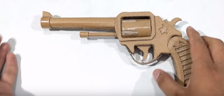 Cómo hacer un revolver de cartón casero DIY 