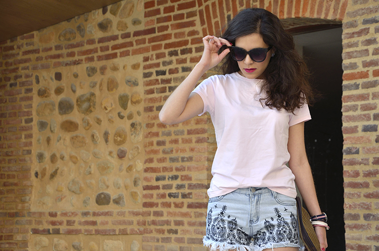 basic-summer-look-short-jeans-blogger-trends-gallery