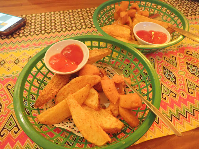 Wiki Koffie, Kongkow Hemat dan Asik di Sudut Braga sosis goreng, potato wedges
