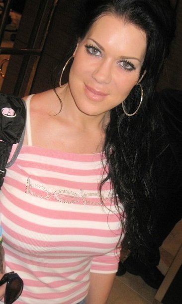 CHYNA NEWS: PHOTO: CHYNA LEAVING HOTEL