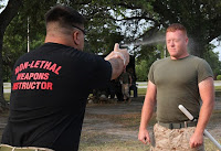 Fuente: https://upload.wikimedia.org/wikipedia/commons/7/73/Sprayed_in_the_face_with_Oleoresin_Capsicum_before_undergoing_the_OC_spray_certification_course_being_held_aboard_the_Marine_Corps_Base_Camp.jpg