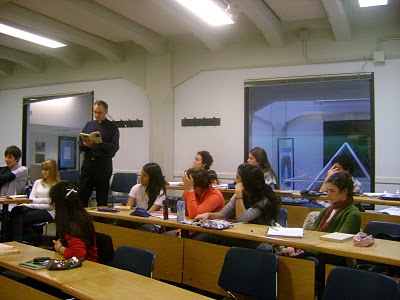 Leyendo y actuando en clase "No se culpe a nadie" de Julio Cortázar en "Final del juego".