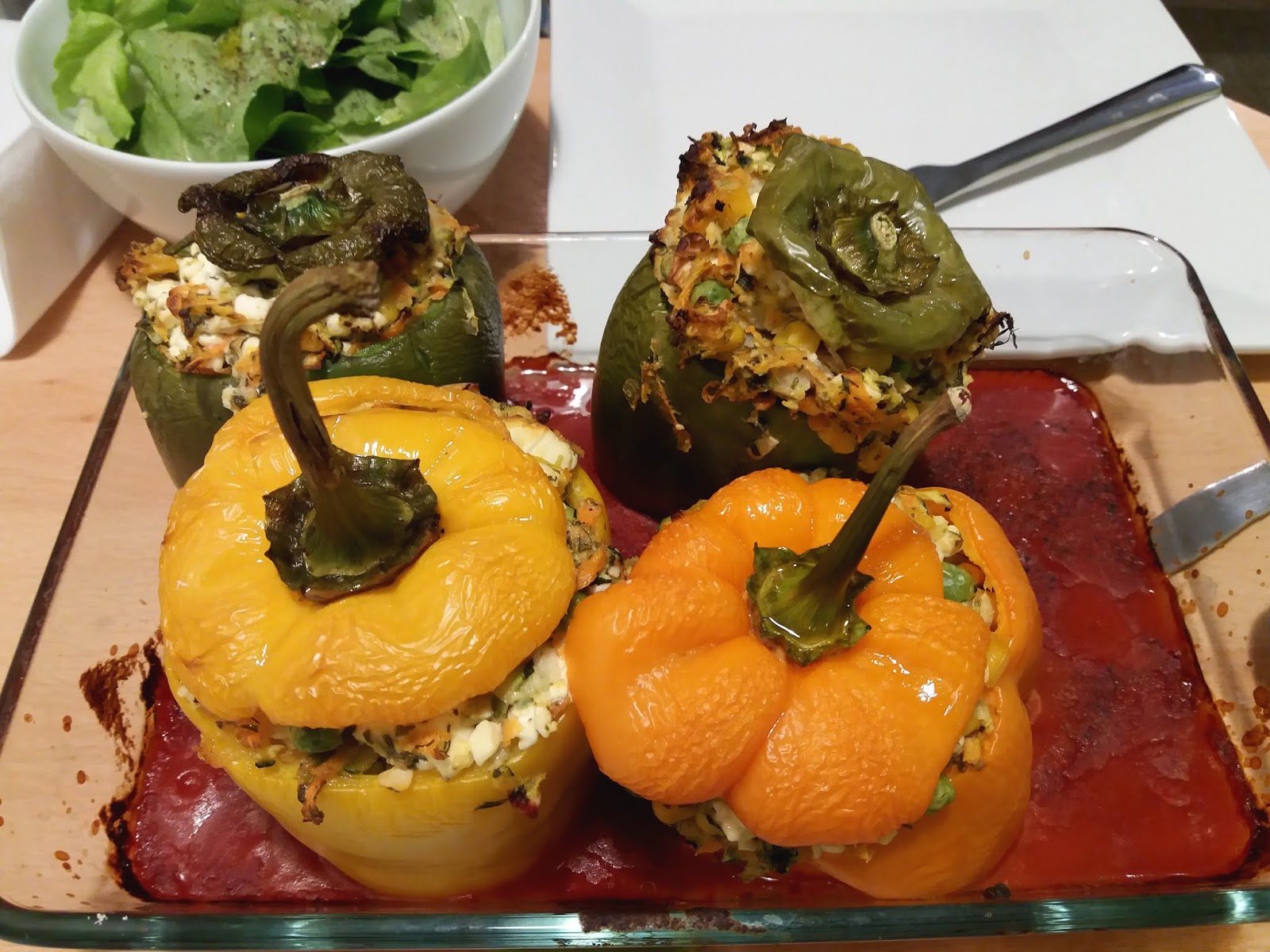 Gefüllte Ofen-Paprika in pikanter Tomatensauce