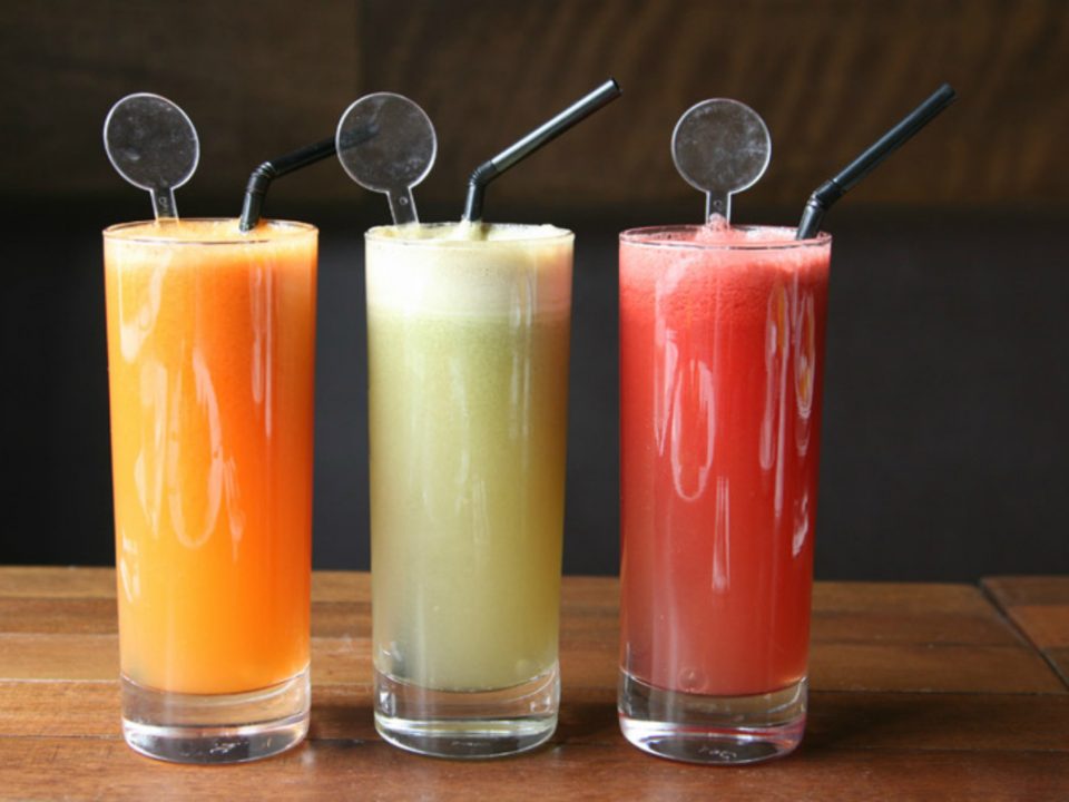 коктейль сицилийский апельсин сок. овощной детокс смузи. полезные напитки для детей. Grape juice drink китайский. фруктовый сок.