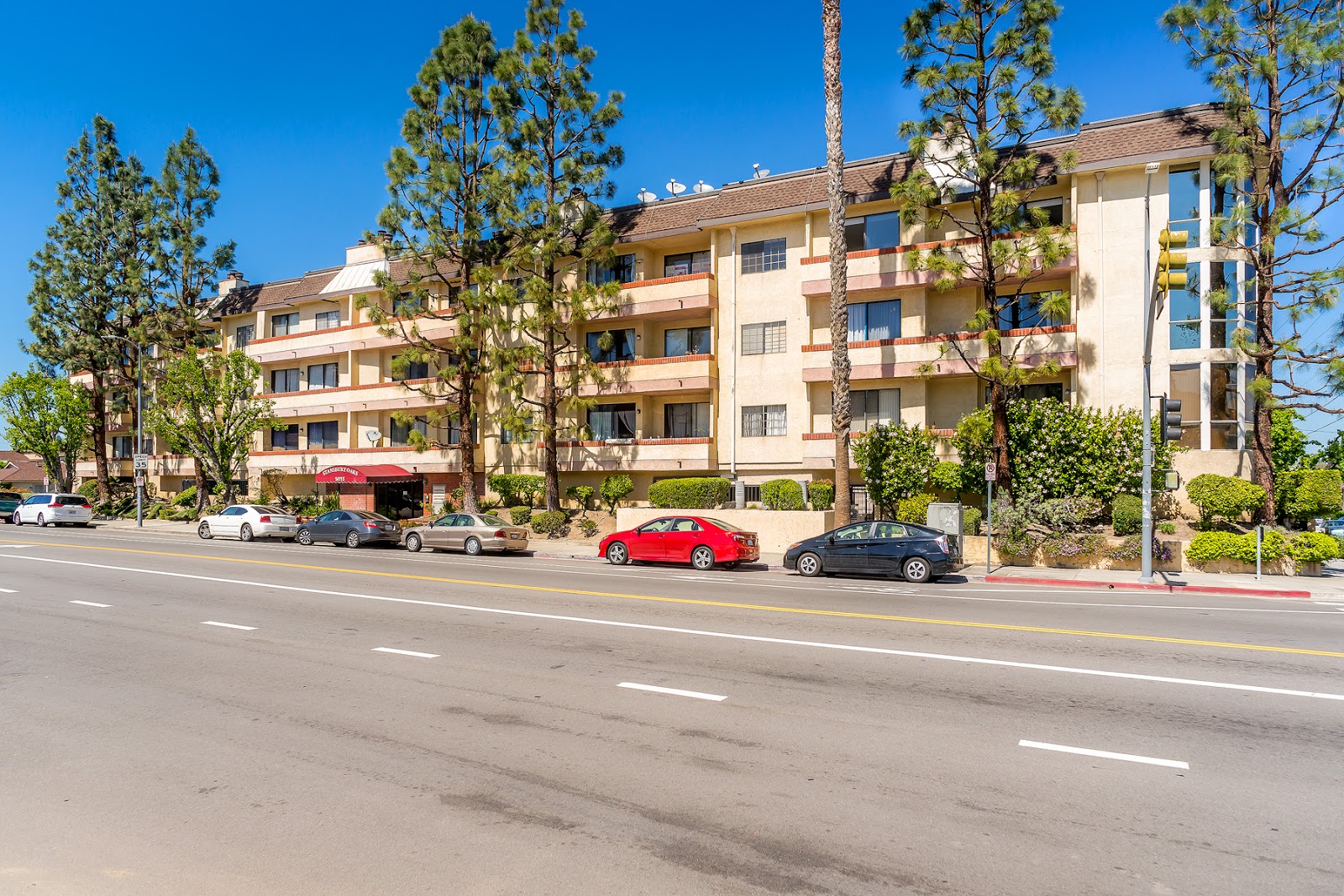 San Fernando Valley Real Estate 2+2 chic condo in Sherman Oaks