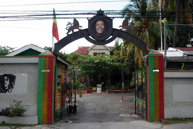 Accueil du Musée avec le portait de  Bob Marley et le drapeau rastafari du lion Judah