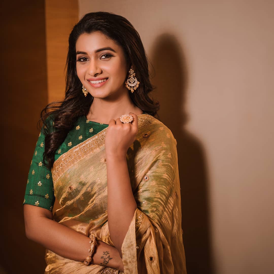 Actress Priya Bhavani Shankar Cute Golden saree Stills Actress Priya Bhavani Shankar Cute Golden saree Stills