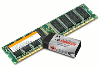 Membersihkan Pin RAM dengan Penghapus